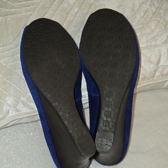 Lilly Pulitzer Blue and Gold Wedges with Elegant Design - Picture 7 of 13